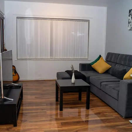 Stylish, Modern In * ليدز